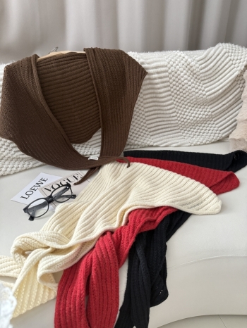 【Z829805】百搭純色鏤空針織三角披肩