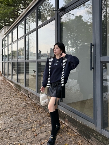 【Z829812】條紋披肩小馬刺繡大學T