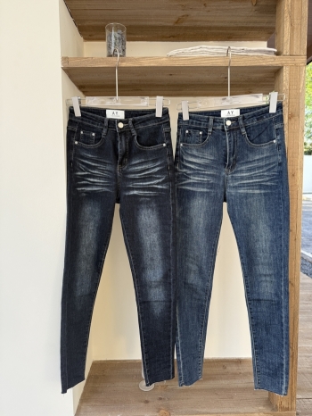 【Z829824】壓褶貓鬚明線鉛筆牛仔褲