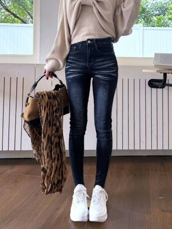 【Z829824】壓褶貓鬚明線鉛筆牛仔褲