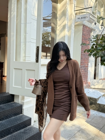 【Z829840】大口袋V領牛角釦毛衣外套