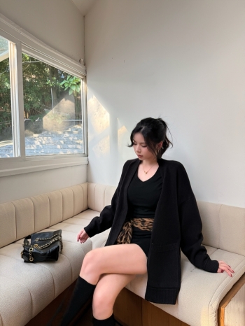 【Z829840】大口袋V領牛角釦毛衣外套