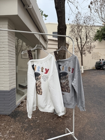 【Z829876】可愛豹紋貓咪印花露肩上衣