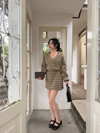 【Z829858】撞色條紋V領針織短裙套裝