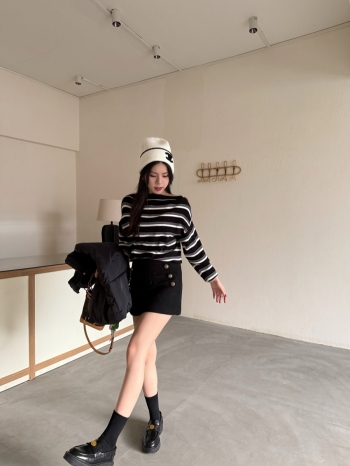 【Z829916】一字領鈕釦條紋針織衫