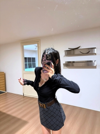 【Z829939】蕾絲拼鈕釦V領長袖