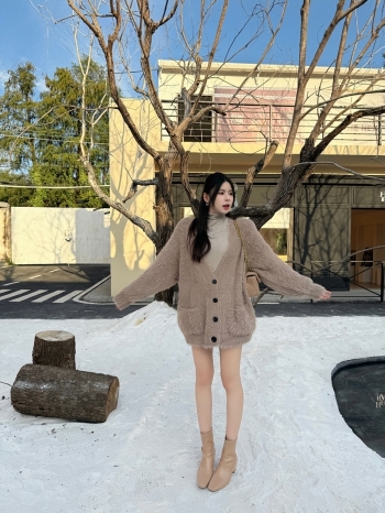 【Z829944】仿水貂毛排釦大V領口袋外套