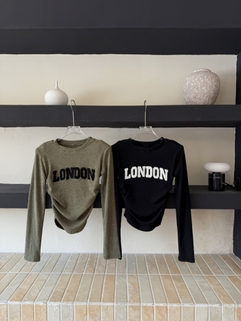 【Z829951】圓領字母植絨印花抽摺長袖