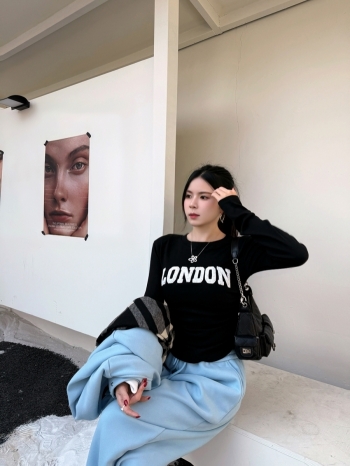 【Z829951】圓領字母植絨印花抽摺長袖