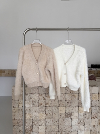 【Z829998】軟糯水貂絨珠釦V領毛衣外套