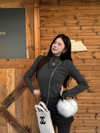 【Z829993】半高領磨毛德絨純色長袖