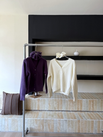 【Z829945】V領米白蝶貝殼釦針織外套