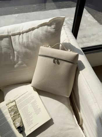 【Z830038】簡約通勤方型銀釦後背包