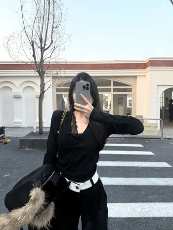 【Z830017】V領蕾絲花邊磨毛長袖上衣