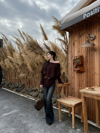 【Z830089】不規則一字肩坑條針織上衣(附腰帶)