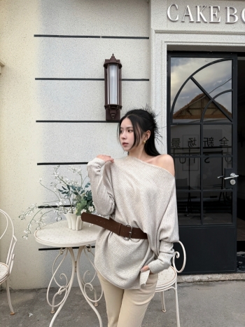 【Z830089】不規則一字肩坑條針織上衣(附腰帶)