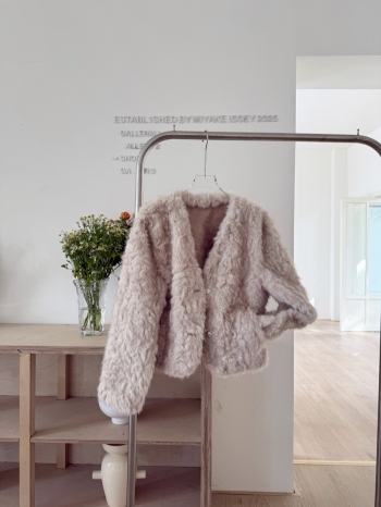 【Z830106】富家千金感V領銀釦皮草外套