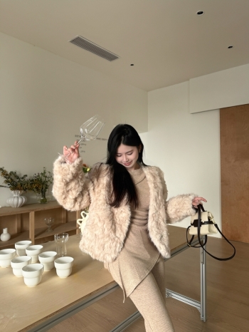 【Z830106】富家千金感V領銀釦皮草外套