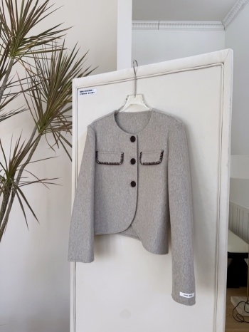 【Z830186】圓領翻袋縫線撞色排釦羊絨外套