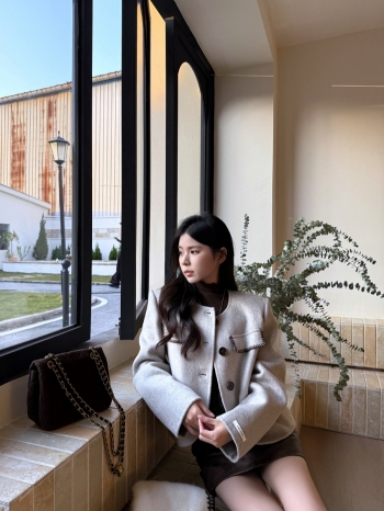 【Z830186】圓領翻袋縫線撞色排釦羊絨外套