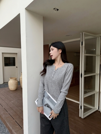 【Z830192】軟糯坑條V領排釦針織上衣