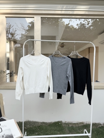 【Z830216】簡約寬V領露鎖骨針織上衣