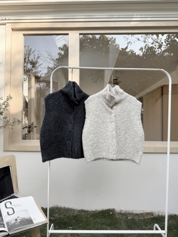 【Z830218】軟糯顆粒絨立領排釦背心