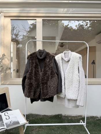 【Z830219】高領坑條針織衫+毛絨背心兩件套