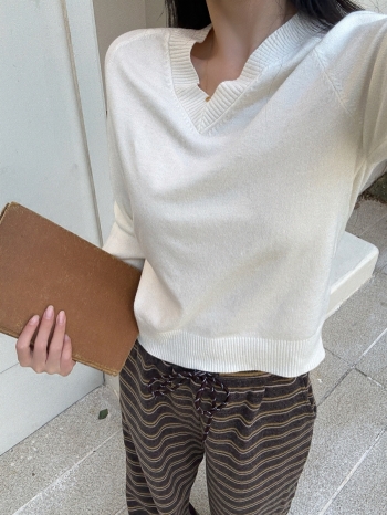 【Z830216】簡約寬V領露鎖骨針織上衣