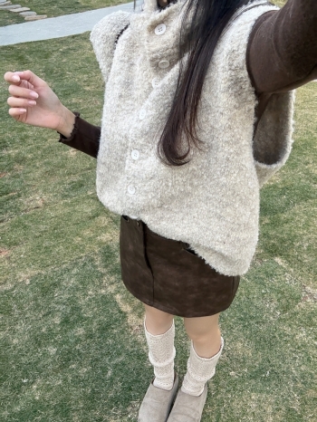 【Z830218】軟糯顆粒絨立領排釦背心