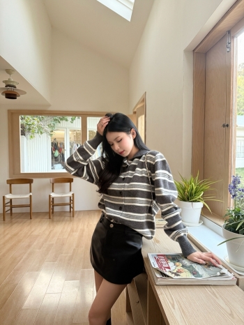 【Z830221】撞色條紋立領排釦針織罩衫