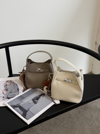 【Z830204】荔枝紋軟皮鎖釦小方包