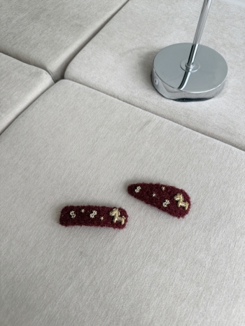 【Z830242】氛圍感紅色毛絨金馬髮夾(二入組)