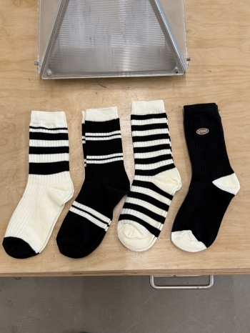 【Z830258】撞色條紋中筒襪(四入組)