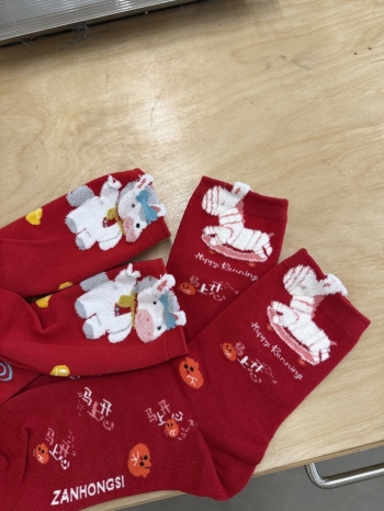 【Z830259】馬年造型紅色中筒襪(二入組)