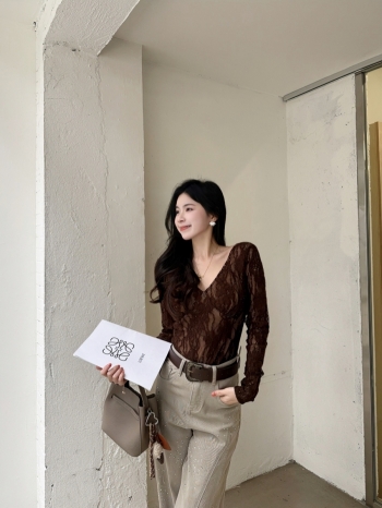 【Z830270】深V領蕾絲勾花露背上衣