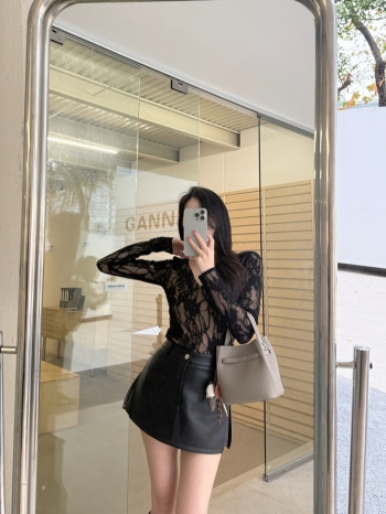 【Z830270】深V領蕾絲勾花露背上衣