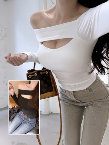 【Z830271】性感簍空一字肩修身長T