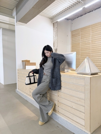 【Z830284】淺色燙鑽水洗高腰微喇牛仔褲