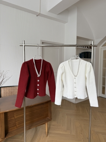 【Z830292】V領珍珠排釦荷葉邊針織杉(附腰鍊)