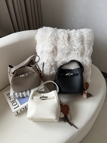 【Z830204】荔枝紋軟皮鎖釦小方包