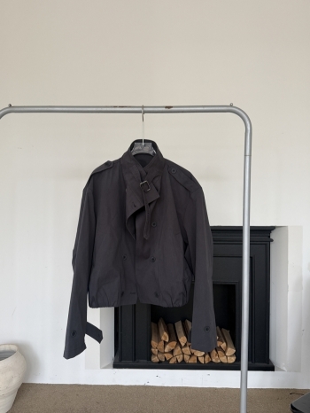 【Z830356】冷淡風立領帶扣短版風衣外套