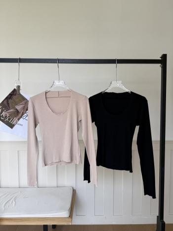 【Z830379】純欲簡約風U領彈力修身長T