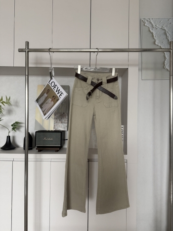 【Z830397】卡其色翻蓋口袋微喇牛仔褲(附雕花腰帶)