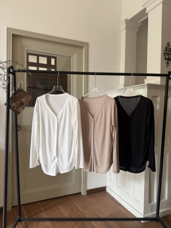 【Z830381】軟糯V領防曬排釦罩衫