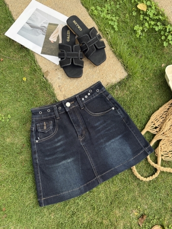 【Z830416】鉚釘腰頭後翻蓋設計牛仔短裙