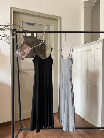 【Z830446】純色U領帶胸墊細肩連身裙