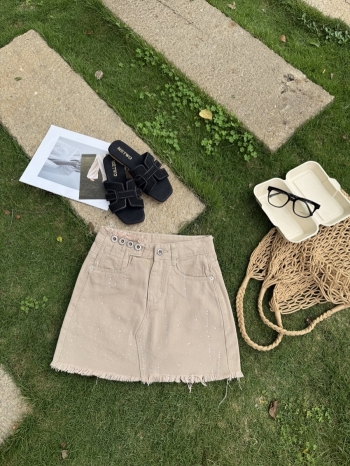 【Z830477】鈕扣腰頭燙鑽毛邊牛仔短裙