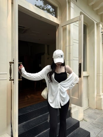 【Z830381】軟糯V領防曬排釦罩衫