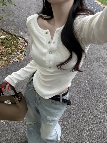 【Z830424】純色V領排釦燙鑽長T